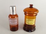 deux flacons de parfum posés l'un à côté de l'autre sur une table