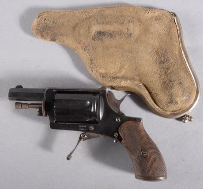 un vieux revolver posé sur un étui en cuir