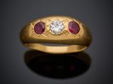 un gros plan d'une bague en or sertie d'un diamant et de rubis