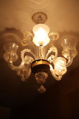 un lustre suspendu au plafond de la pièce