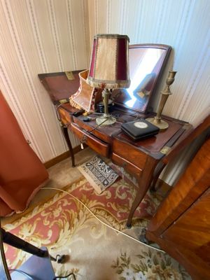 a desk with a mirror and a chair in a room