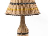 un gros plan d'une lampe posée sur une surface blanche, avec un abat-jour jaune et noir