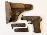 un pistolet et un étui posés sur une surface blanche