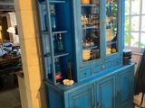 un vaisselier bleu au milieu d'une pièce