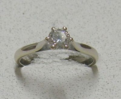 une photo d'une bague en diamant posée sur une table