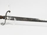 une épée très ancienne qui est exposée sur la table