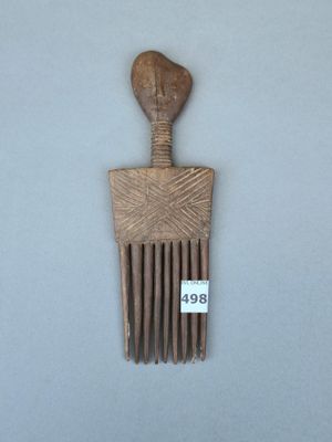 un peigne en bois muni d'une étiquette