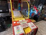 une machine à pièces qui se trouve dans un garage
