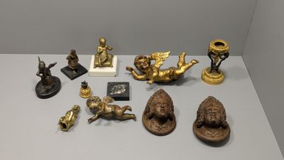 de nombreux types de figurines exposées sur une table