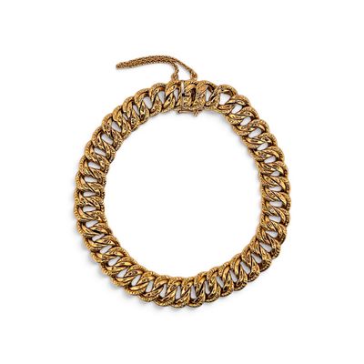 un bracelet en chaîne d'or avec un fermoir en or sur fond blanc