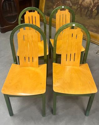quatre chaises en bois placées devant un tableau