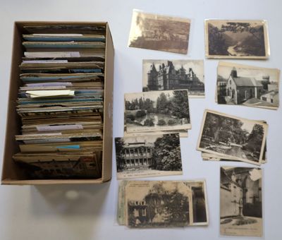 une vieille photo montrant un tas de vieilles photos dans une boîte