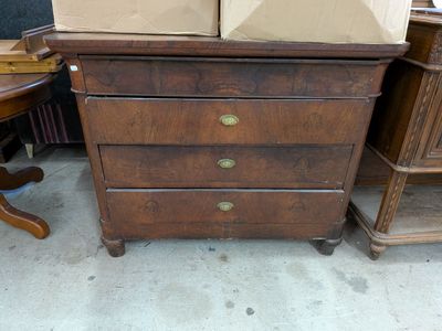 une commode en bois surmontée d'un coffret