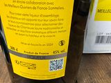 une bouteille de vin posée sur une table, avec une étiquette de prix