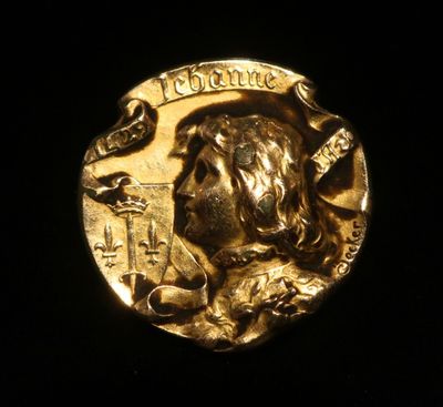 un gros plan d'une pièce d'or sur laquelle figure un chien