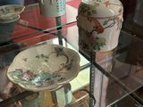 une vitrine en verre sur laquelle sont posés un bol et un autre bol
