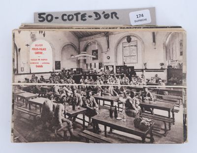 une vieille photo d'une salle de classe où de nombreux élèves sont assis à leurs pupitres