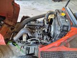 un petit moteur à l'arrière d'une voiture rouge
