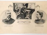 une vieille photo en noir et blanc montrant deux hommes et une femme dans un salon