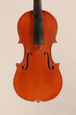 un vieux violon avec un archet accroché à son dos