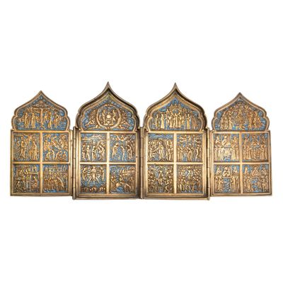 un ensemble de quatre décorations murales en métal doré et bleu sur fond blanc