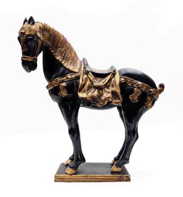 statue d'un cheval avec une selle sur le dos