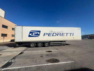 un camion semi-remorque garé dans un parking