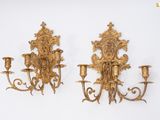paire d'appliques murales anciennes en laiton sur fond blanc