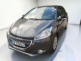 La petite voiture est garée dans une grande pièce au sol blanc.