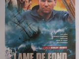 L'affiche du film *Lame de fond* est accrochée au mur.