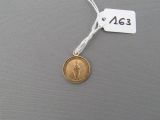 une médaille d'or avec la photo d'une femme dessus