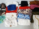 beaucoup de sous-vêtements et de soutiens-gorge étalés sur une table