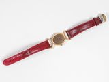 une montre posée sur une surface blanche