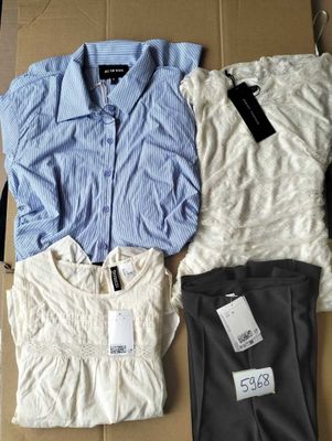trois chemises et pantalons posés sur un carton