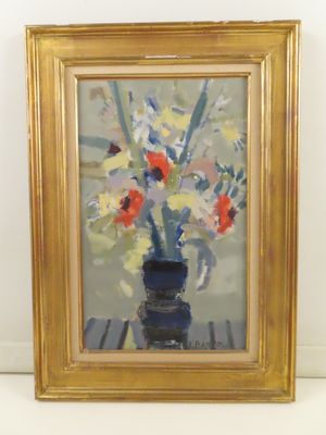 une peinture de fleurs dans un vase bleu sur une table