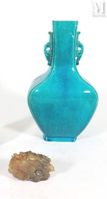 deux vases posés l'un à côté de l'autre sur une surface blanche