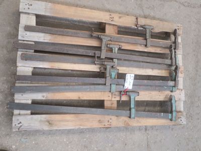 une palette en bois sur laquelle sont posés tout un tas d'outils divers