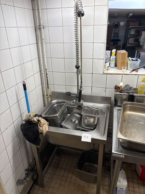 une cuisine équipée d'un évier et d'un miroir