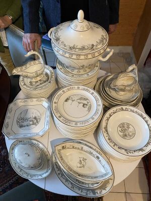 Partie de service en faïence en grisaille à décors des monum… - Photo 1