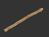 un bracelet en or sur fond noir