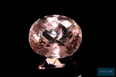 gros plan d'un diamant rose sur une surface noire