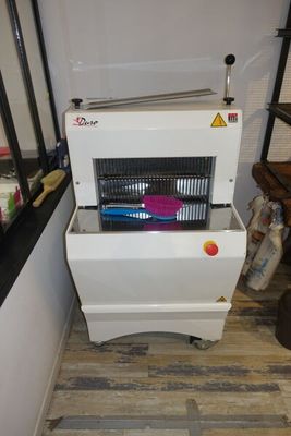 SUR DESIGNATION : Une trancheuse à pain JAC modèle BEL 450/1…