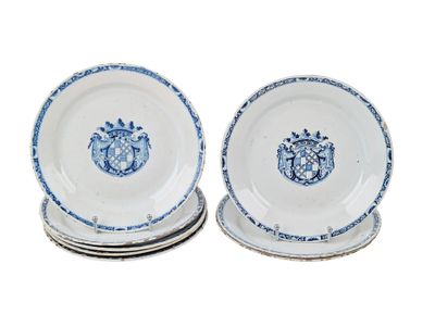Huit assiettes en faïence à décor camaïeu bleu d'armoiries surmontées 