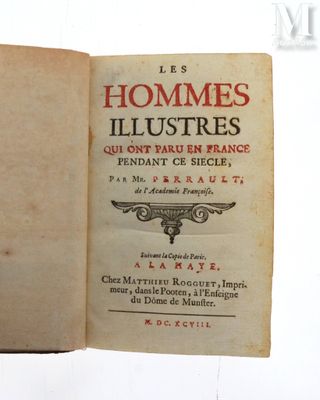 un vieux livre ouvert sur une surface blanche