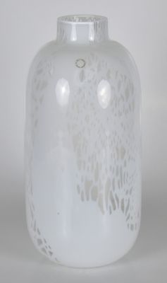 un vase en verre orné d'un motif blanc à l'intérieur