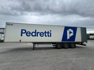 the trailer is parked in the parking lot on a cloudy day
