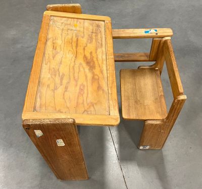un petit bureau en bois sur lequel est posée une chaise