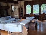 un grand salon avec beaucoup de meubles à l'intérieur