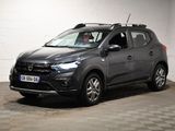 la voiture grise est garée dans un garage au sol en damier
