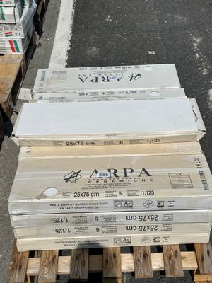 plusieurs piles de palettes en bois empilées les unes sur les autres dans un parking